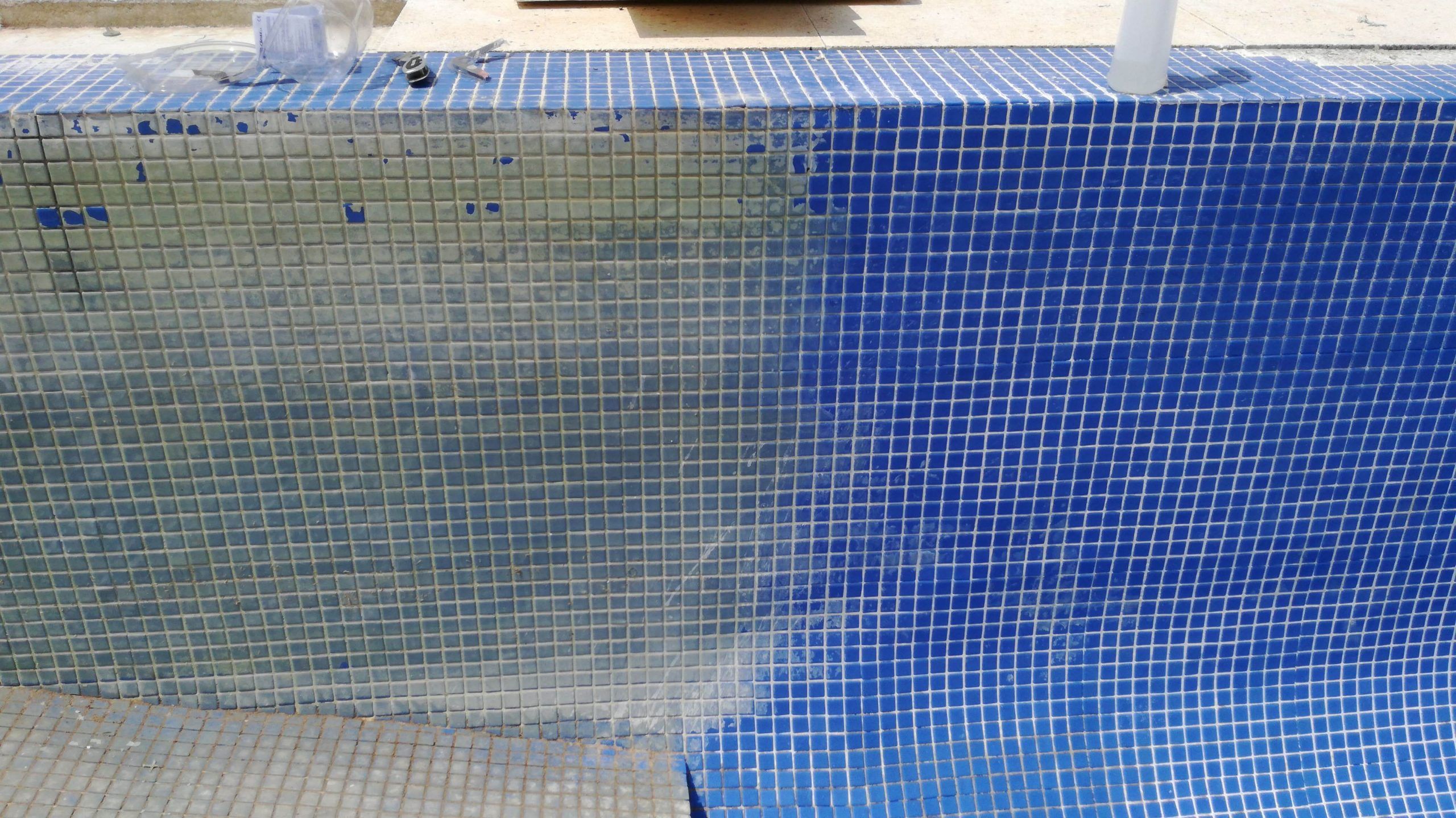 Pared de piscina de gresite azul con cal y limpia sin cal